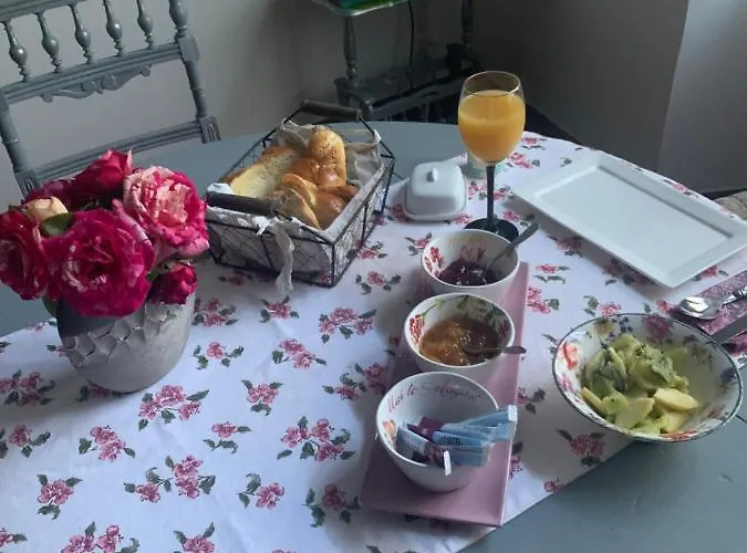 Le Doux Nid La Classique Bed & Breakfast